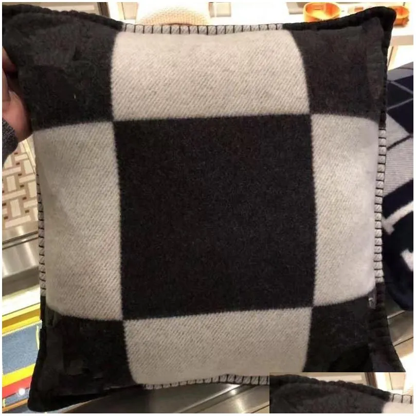 Cushion/Decorative Pillow 45X45Cm Letter Cashmere Blanket And Pillow Cases Cloghet Soft Wool Plaid Sofa Fleece Knitted Blankets Ers Sq Dhpbv