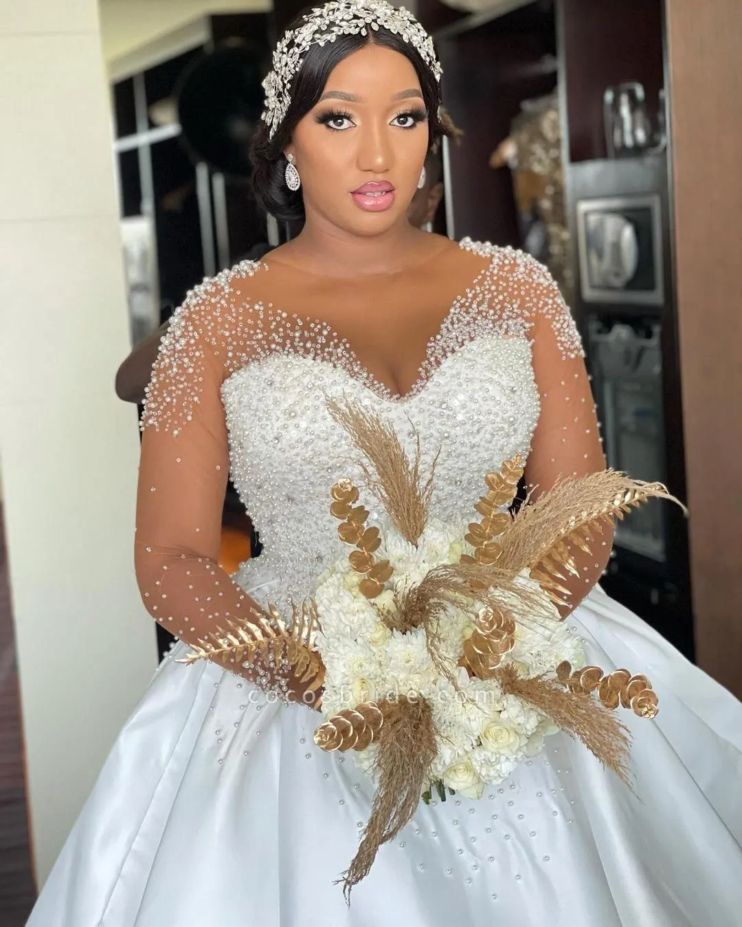 2024 Ball Gown Wedding Dresses Luxury Crystal Beading Pearls Jewel Neck Illusion Long Sleeves Dubai Arabic Satin Bride Bridal Gowns Vestido De Noiva Overskirts