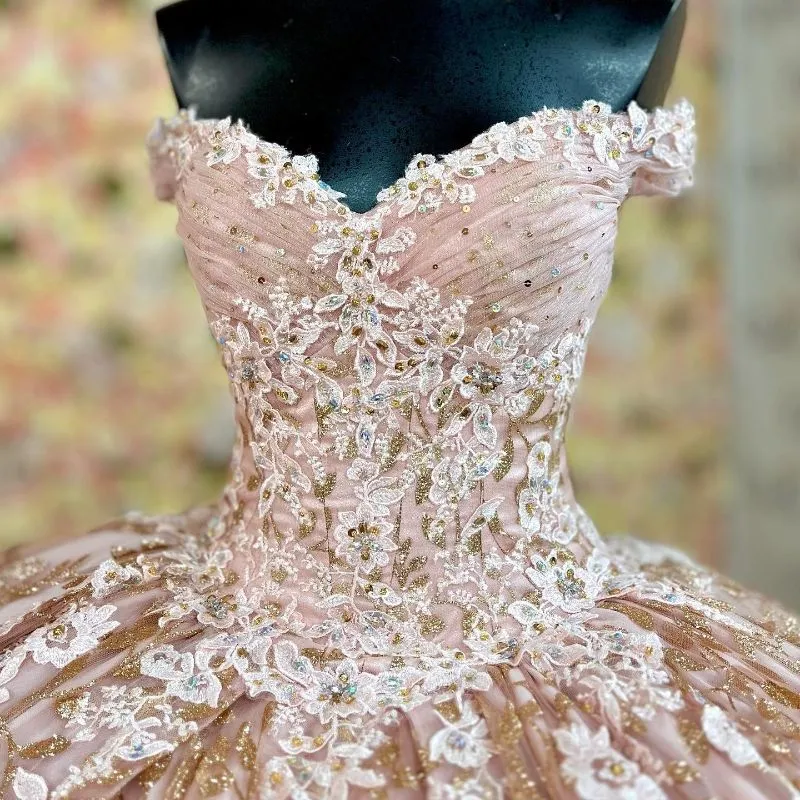 2024 Blush Pink Quinceanera Dresses Ball Gown Off Shoulder Sequined Lace Appliques Crystal Beads Tulle Sequins Puffy Party Dress Prom Evening Gowns