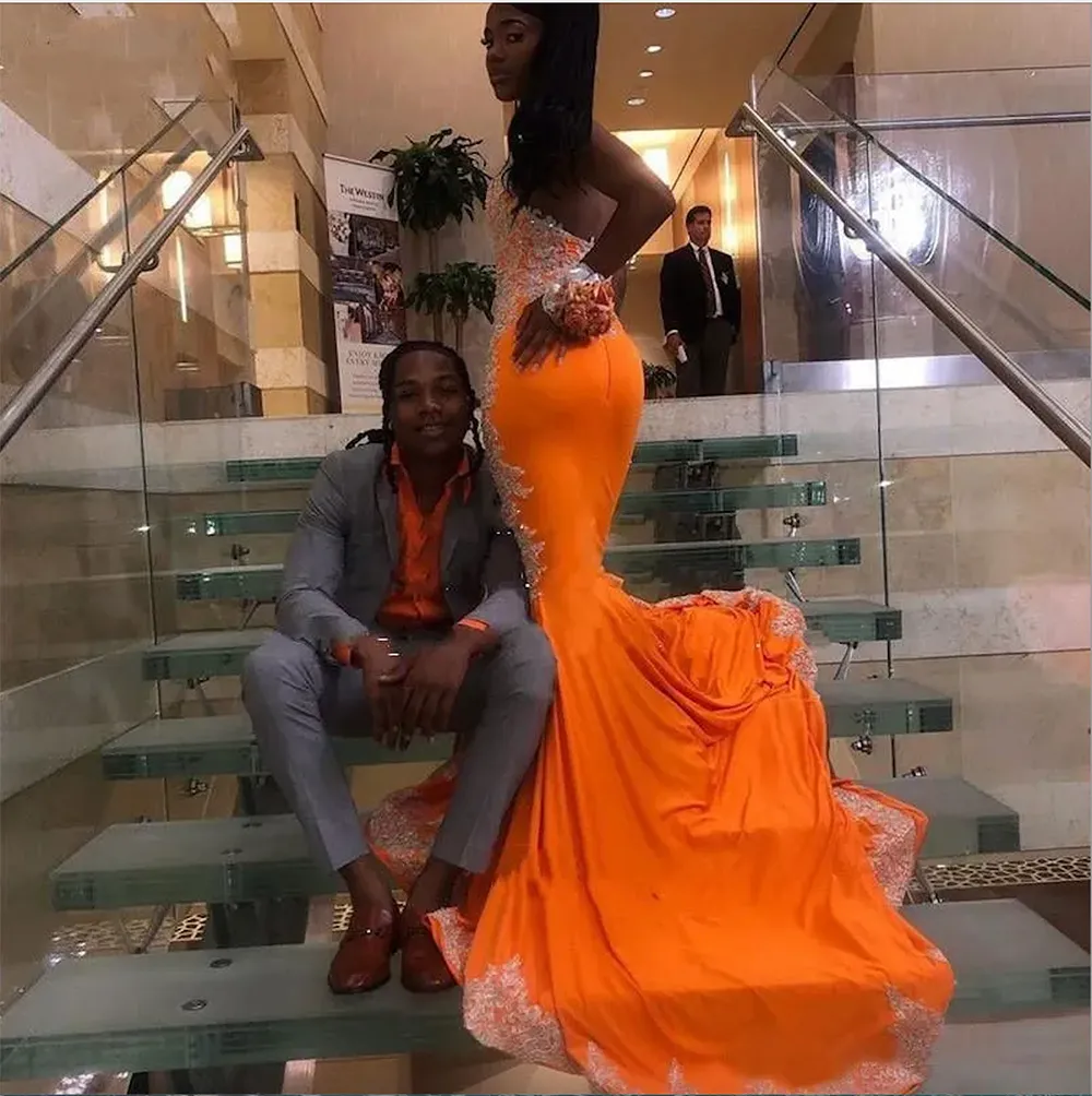 2023 Sexy Prom Dresses Orange Halter Lace Appliques Crystal Beads Backless Mermaid Evening Party Gowns Special Occasion Wears