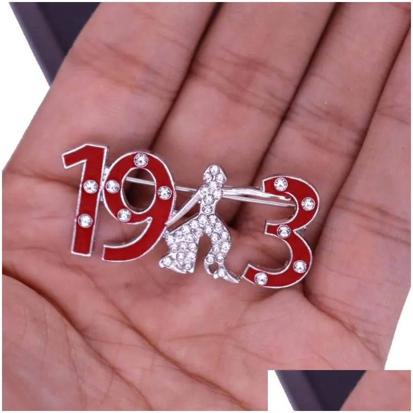 Pins, Brooches Custom Design Alloy Metal White Red Crystal Greek Letters Symbol Hat Fraternity 1913 Brooch For Groups