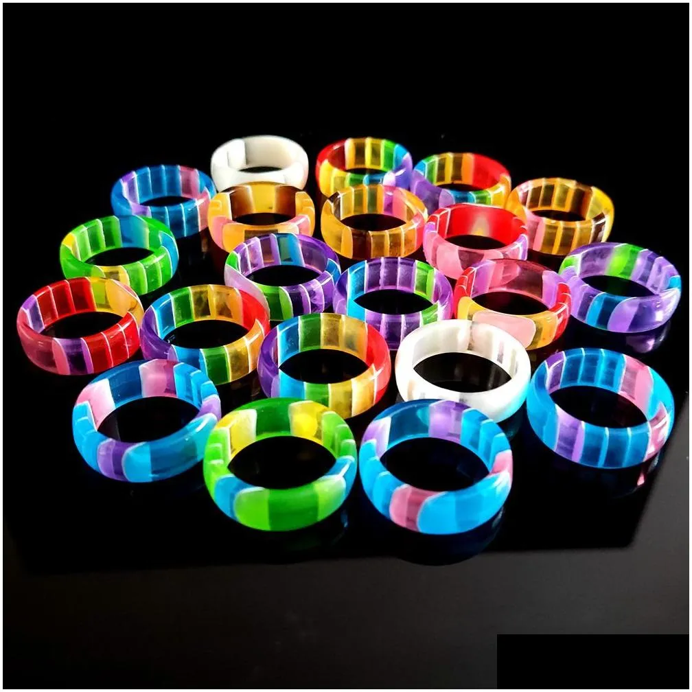 Bulk lots 100pcs Beautiful Resin Acrylic Rings 7mm Colorful Charm Rings for Women Transparent Candy Color Girls Party Jewelry