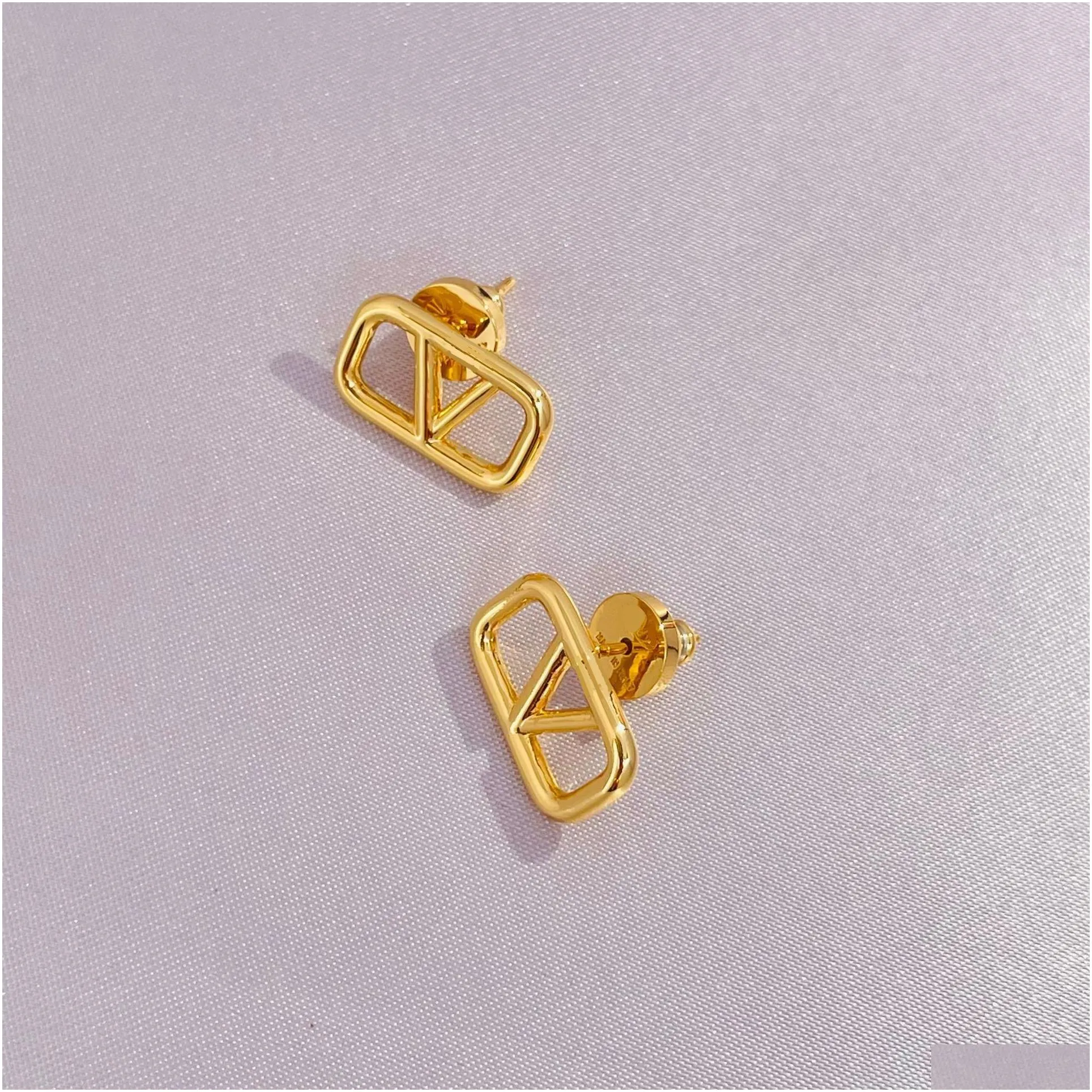 Women Fashion Designer Stud Earrings Top Quality Gold Color Simple Style Brass Engagement Earring