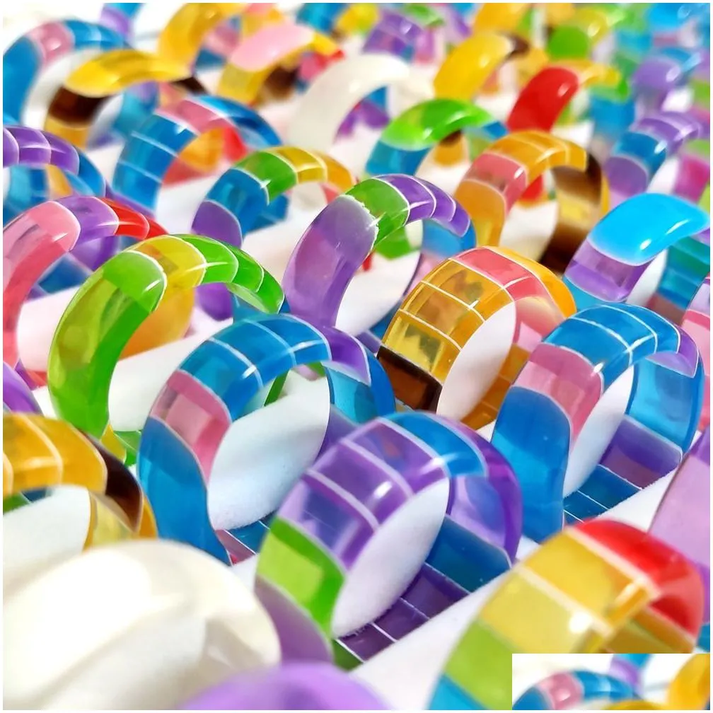 Bulk lots 100pcs Beautiful Resin Acrylic Rings 7mm Colorful Charm Rings for Women Transparent Candy Color Girls Party Jewelry