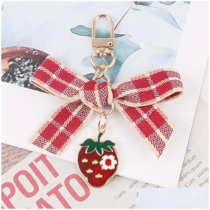 Keychains Lovely Red Plaid Ribbon Strawberry Keychain Women Girl Jewelry Simulated Fruit Bowknot Bag Car Key Holder Keyring Birthday