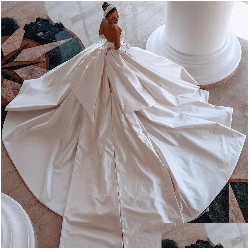 Elegant Ballgown Wedding Dress 2023 Strapless Pearls Modern Bridal Dresses Sweep Train Satin Arabic Dubai Big Bow Vestido de Novia