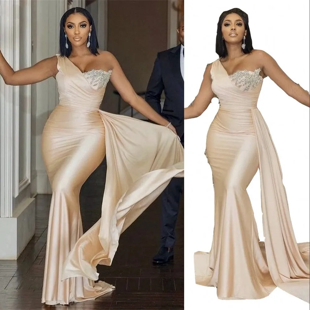 2023 Champagne Bridesmaid Dresses One Shoulder Mermaid Sleeveless Lace Crystal Silk Satin Long Wedding Guest Bridesmaid Gowns Sweep Train
