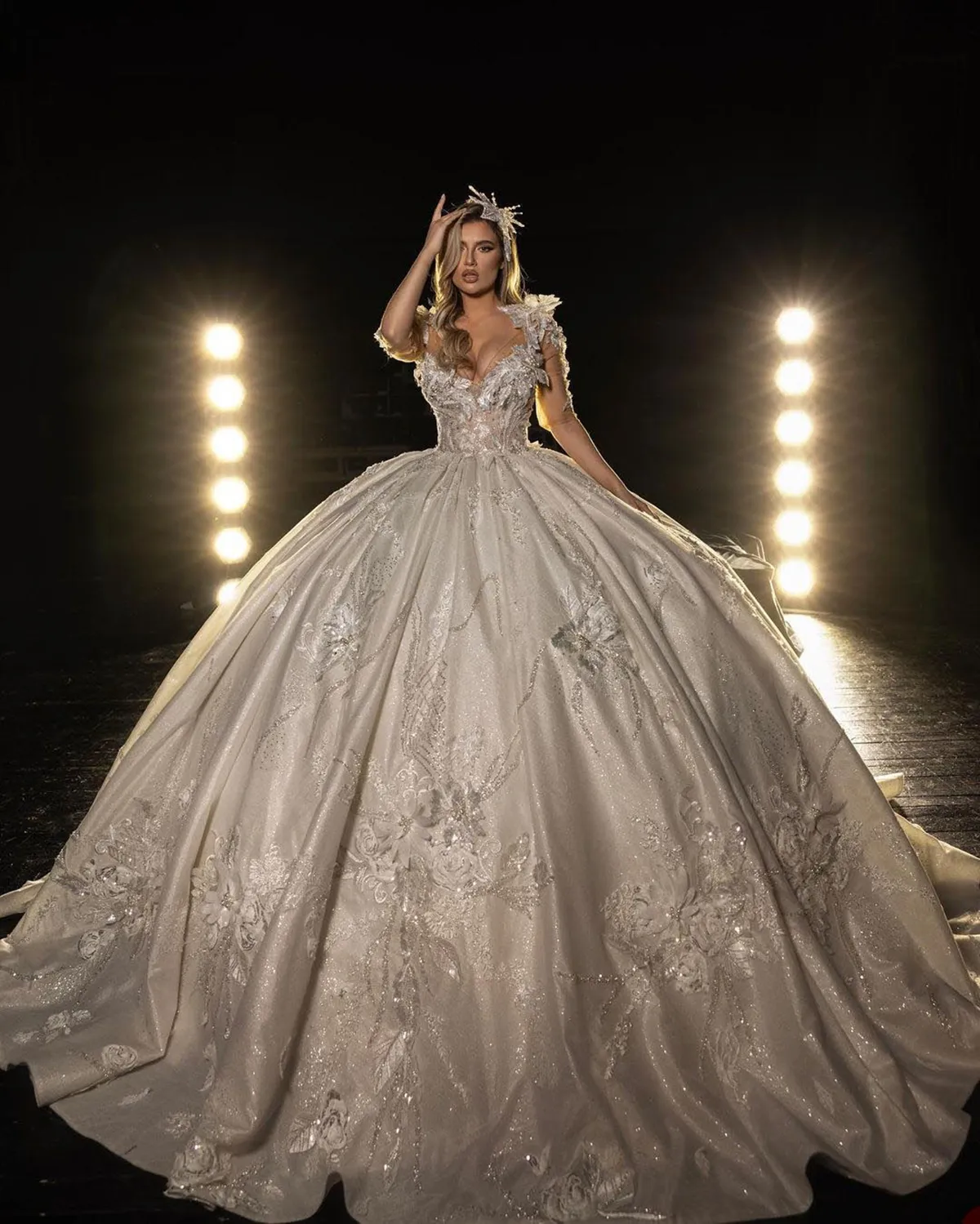 Luxurious Ball Gown Wedding Dresses V-neck 1/2 Sleeves 3D Applicants Pearls Court Gown Custom Made Plus Side Vestidos De Novia