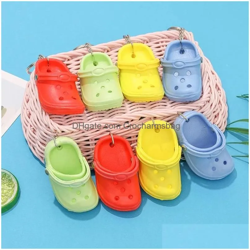 Keychains 30pcs Mixed Colors 3D Mini 7.5cm EVA Beach Hole Little Shoe Keychain Bag Accessories Keyring Car Handbag Key Chain Charms