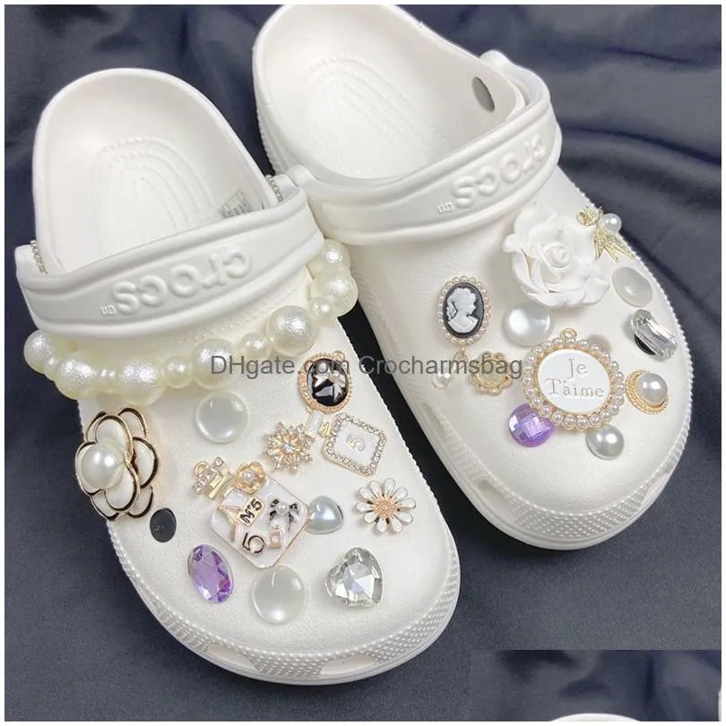 1 Set Women s Sandals Designer Croc Charms Gemstone Cool Kwaii Shoe Decorations Pearl Metal Accessories 220720