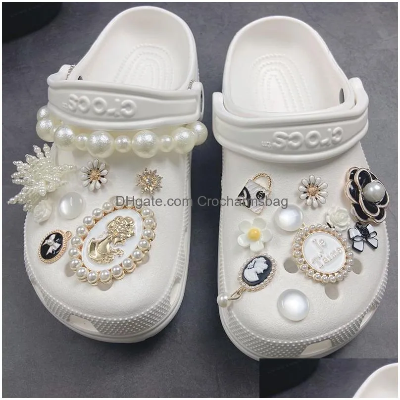 1 Set Women s Sandals Designer Croc Charms Gemstone Cool Kwaii Shoe Decorations Pearl Metal Accessories 220720
