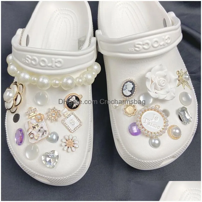 1 Set Women s Sandals Designer Croc Charms Gemstone Cool Kwaii Shoe Decorations Pearl Metal Accessories 220720