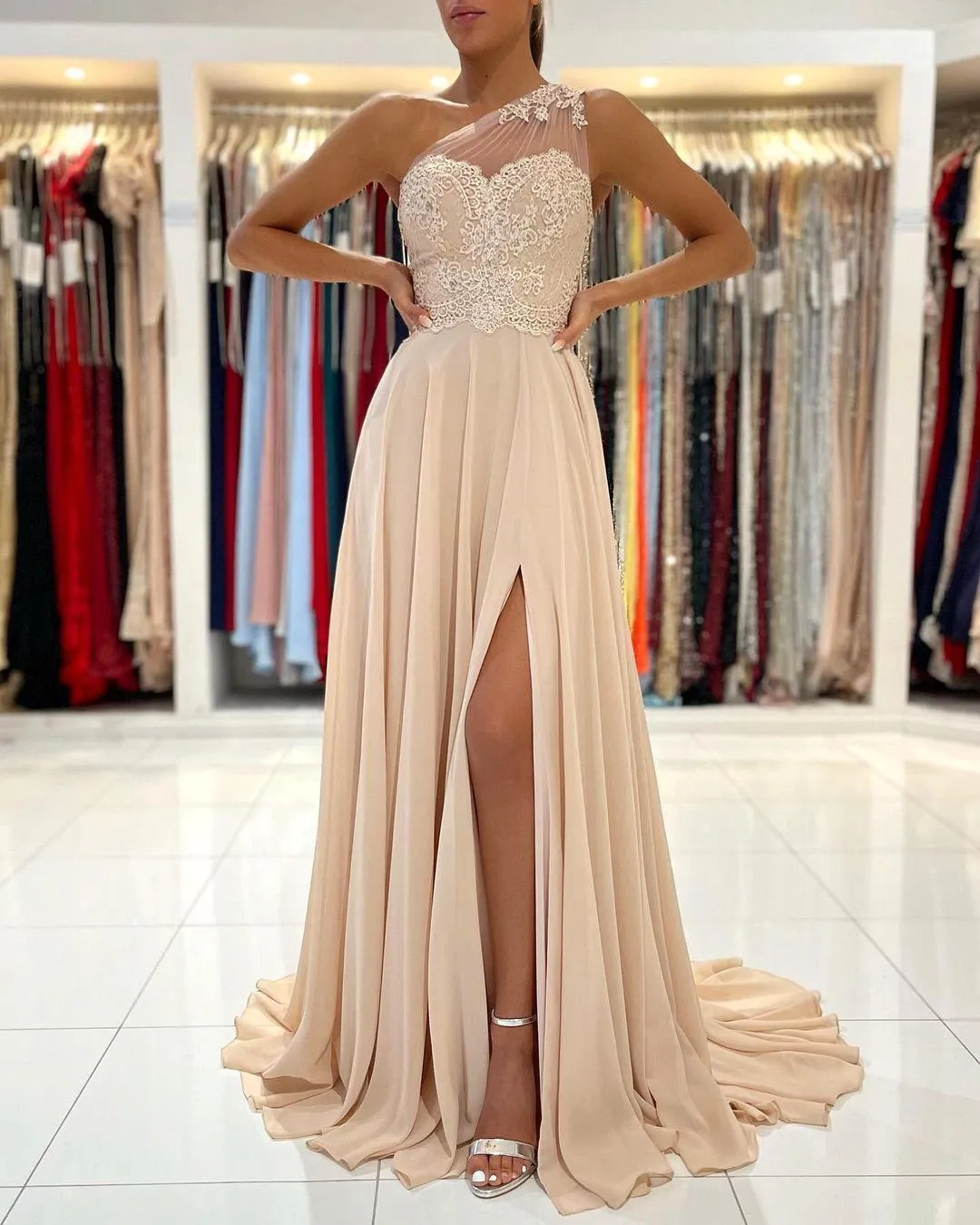 2023 Bridesmaid Dresses Simple Champagne One Shoulder with Sheer Appliques Lace Chiffon Side Split Long Maid of Honor Gowns Prom Evening Dress Floor Length