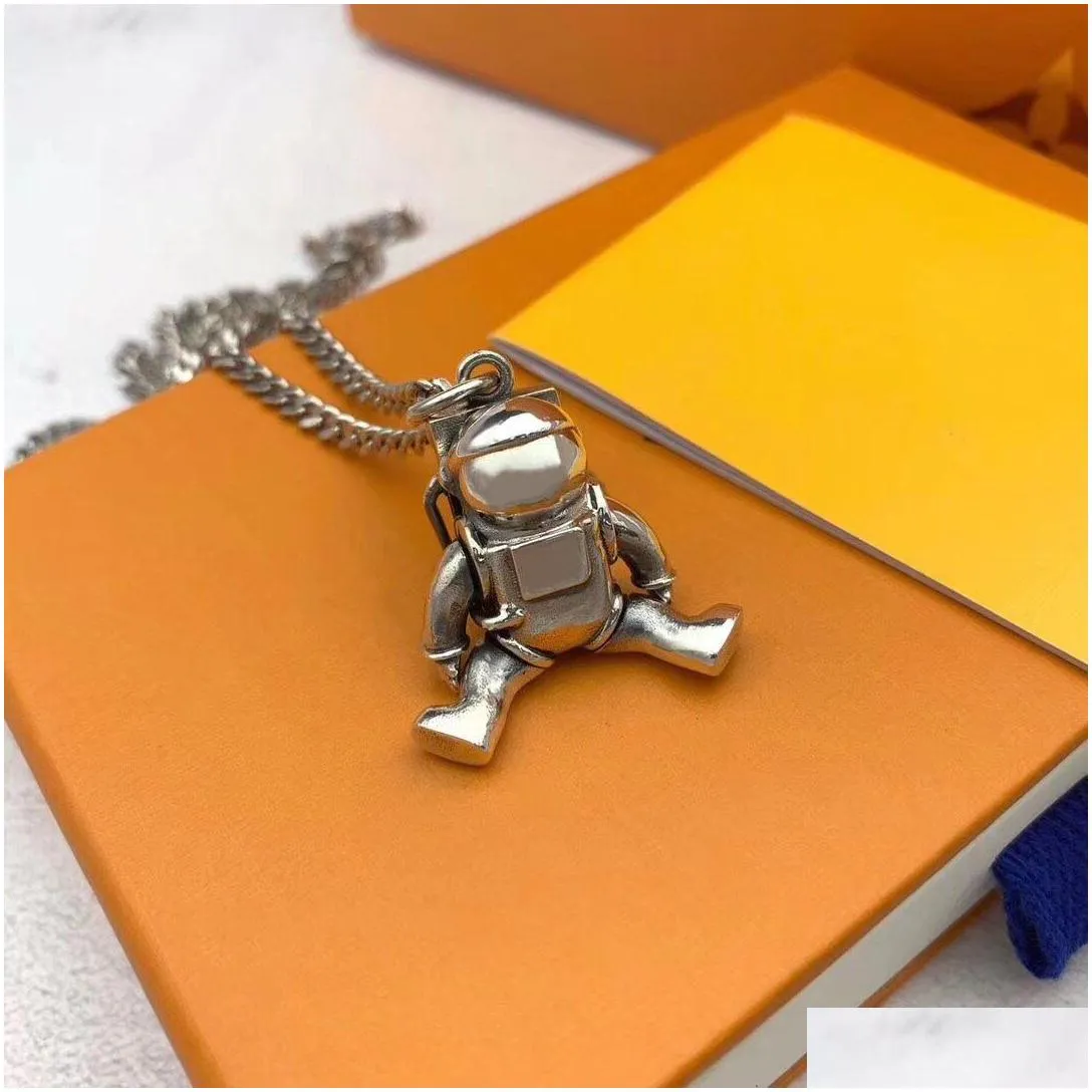 2022 keychains stainless steel astronaut key holder brown necklace car key chain ring holder buckle keychain designer lovers car handmade pendant