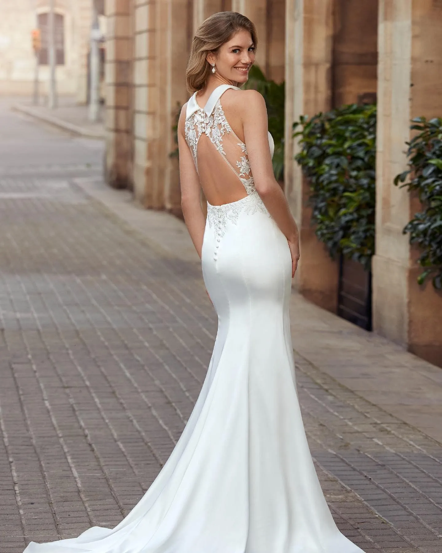 Elegant Mermaid Wedding Dresses Jewel Satin Cutaway Sides Lace Applicants Sleeveless Zipper Court Gown Custom Made Plus Size Bridal Gown Vestidos De Novia