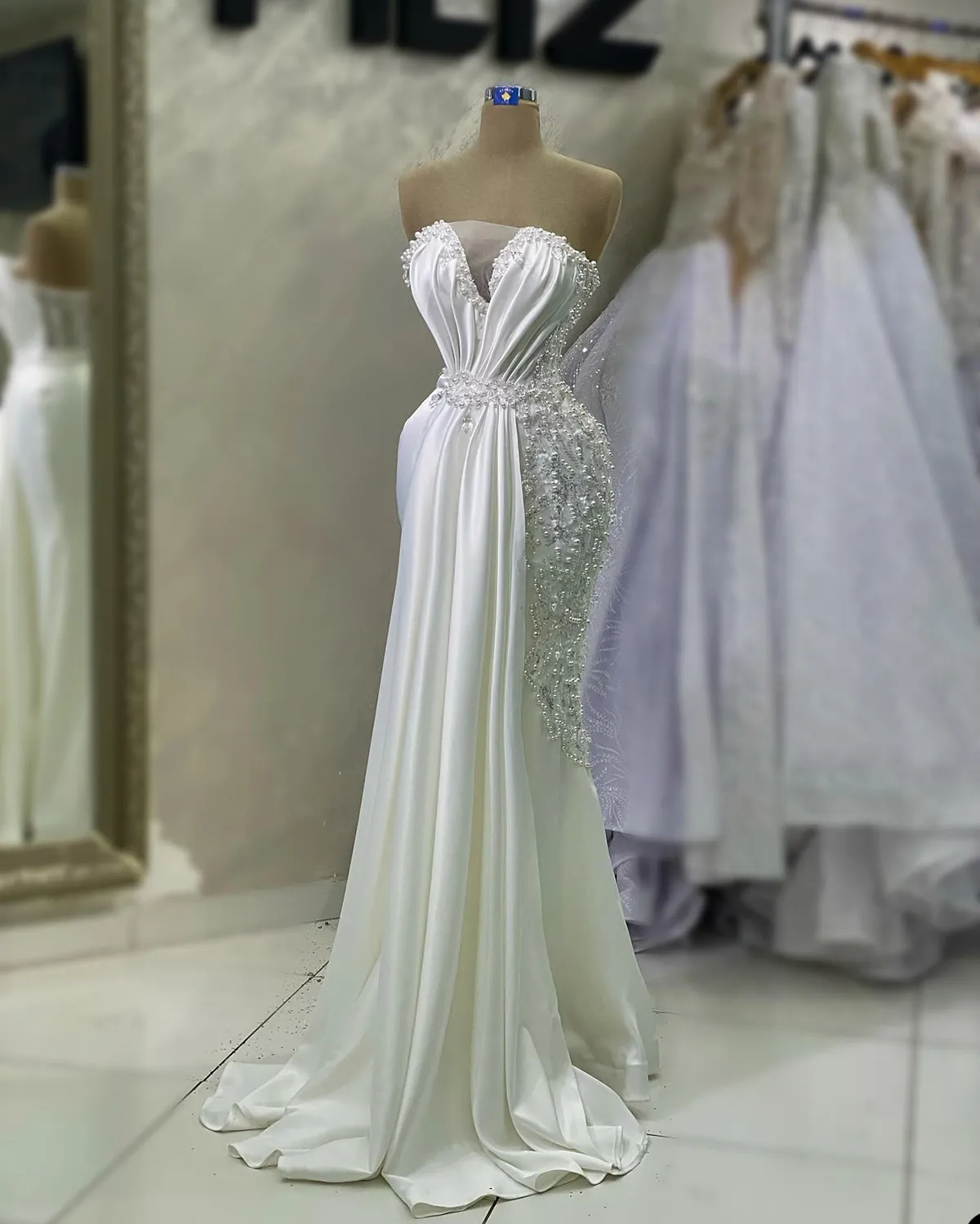 Glamorous Mermaid Wedding Dresses Strapless Pearls Applicants Zipper Satin Pleats Decoration Custom Made Plus Size Bridal Gown Vestidos De Novia