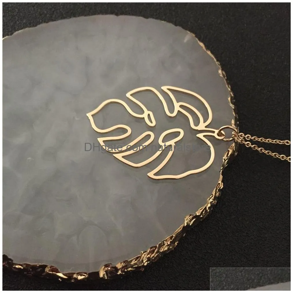 fashion gold color hollow carving bananas leaf pendant with linked chain necklace for lady casual wearring