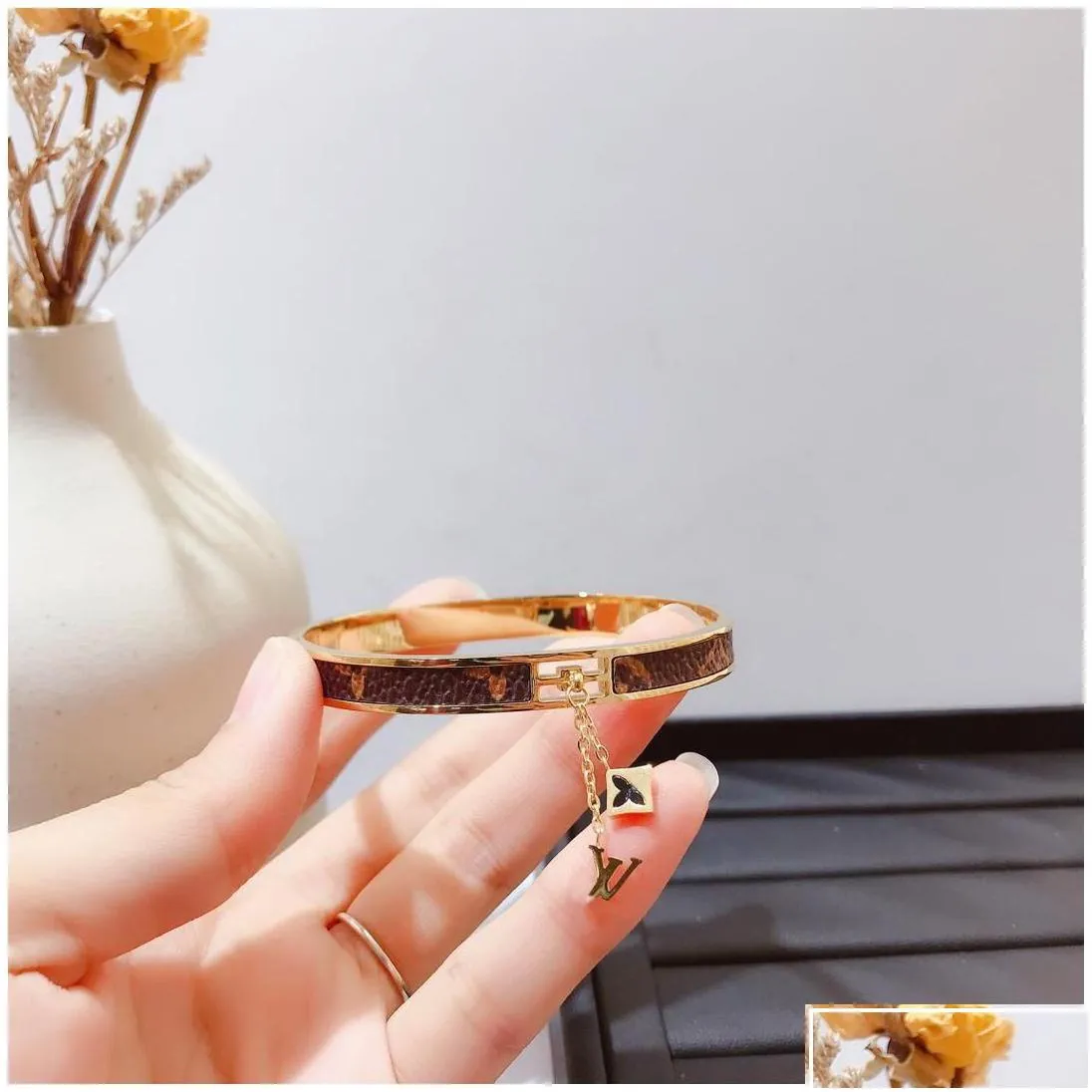 bangle wholesale fashion bracelets women designer lucky letter jewelry faux leather 18k gold plated stainless steel bracelet womens