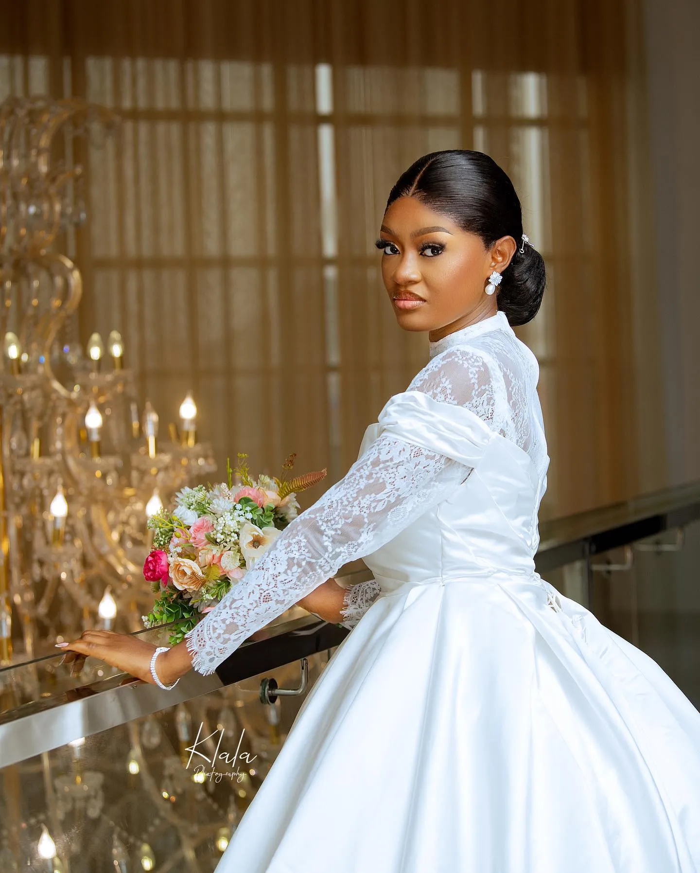 White Lace Ball Gown Wedding Dresses High Collar Long Sleeves Bridal Gown Sweep Train Satin Vestido de Novia for Bride
