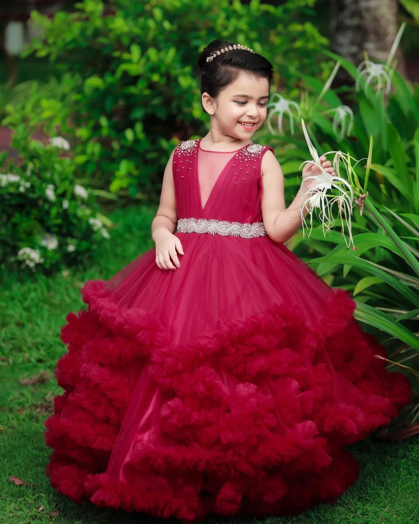 2023 Burgundy Crystals Flower Girl Dresses Ball Gown Tiers Tiers Vintage Little Girl Christmas Peageant Birthday Christening Tutu Dress Gowns ZJ4234