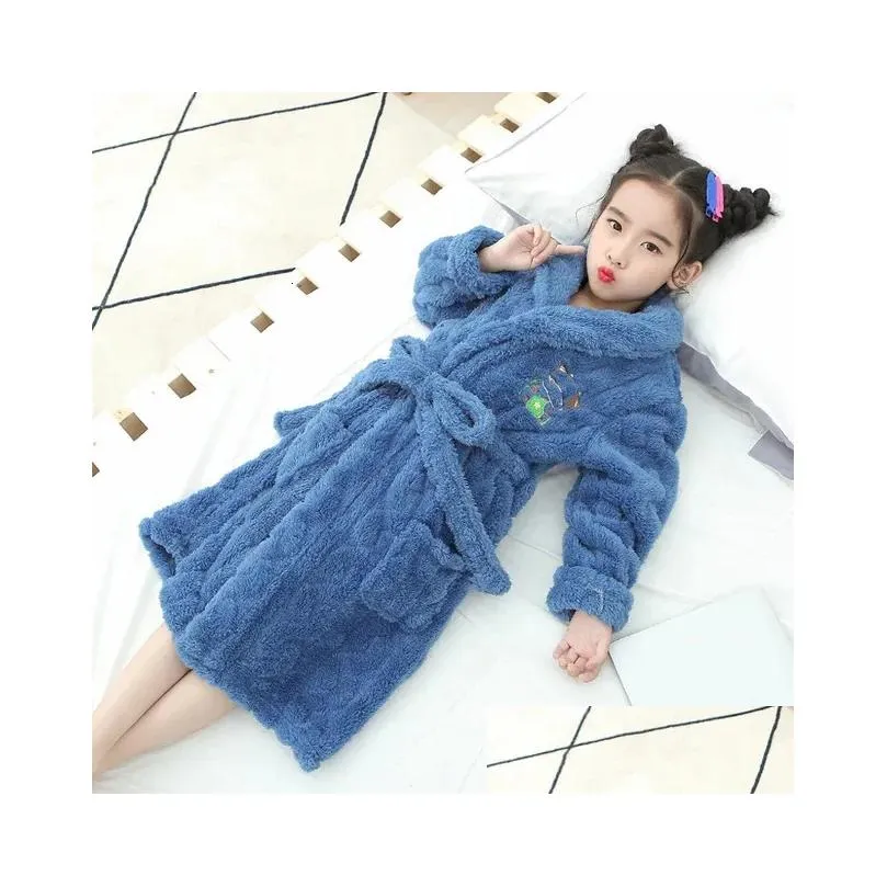 Towels Robes Arrival Bathrobe Kids Fashion Flanel Warm Sleepwear for Big Girls Autumn Winter Children Cartoon Nightgowns Baby Pajamas