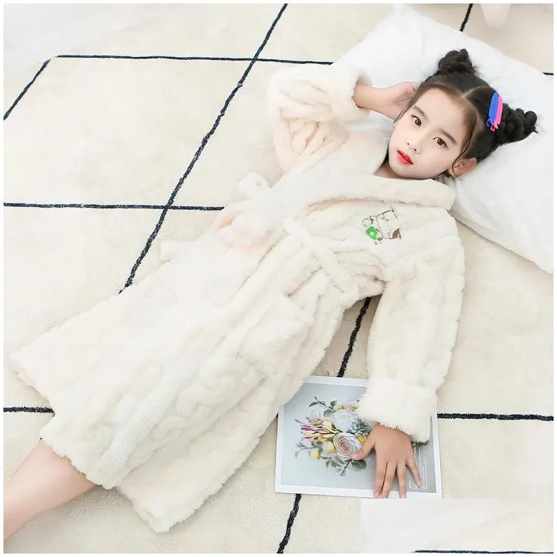 Towels Robes Arrival Bathrobe Kids Fashion Flanel Warm Sleepwear for Big Girls Autumn Winter Children Cartoon Nightgowns Baby Pajamas