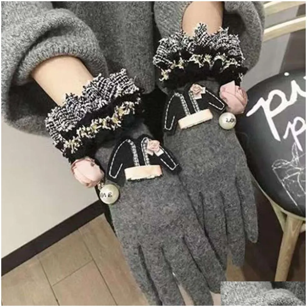 Five Fingers Gloves Fingers Gloves High Letter Camellia Cashmere Warm Gloves Quality Winter For Classic Brand Camellia Touch Screen Female Thick Mittens