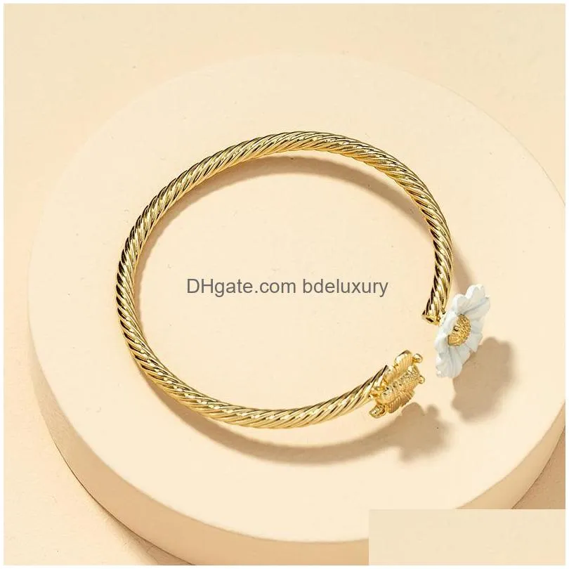 Bangle Ins Trendy Gold Textured Metal Bee White Flower Minimalist Bangle Bracelets Korean Fashion Chic Women Party Jewelry Drop Delive Dhnc8