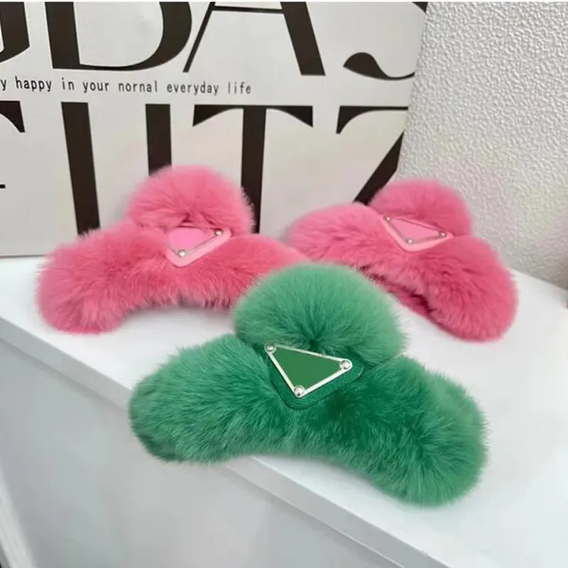 Hair Clips Barrettes Fluffy Hair Clips Designer Women Luxurys Hairpins Fuzzy Letters Claw Clip Furry Winter Warm Hair Pin Designers Girls Hairclips Jewelry