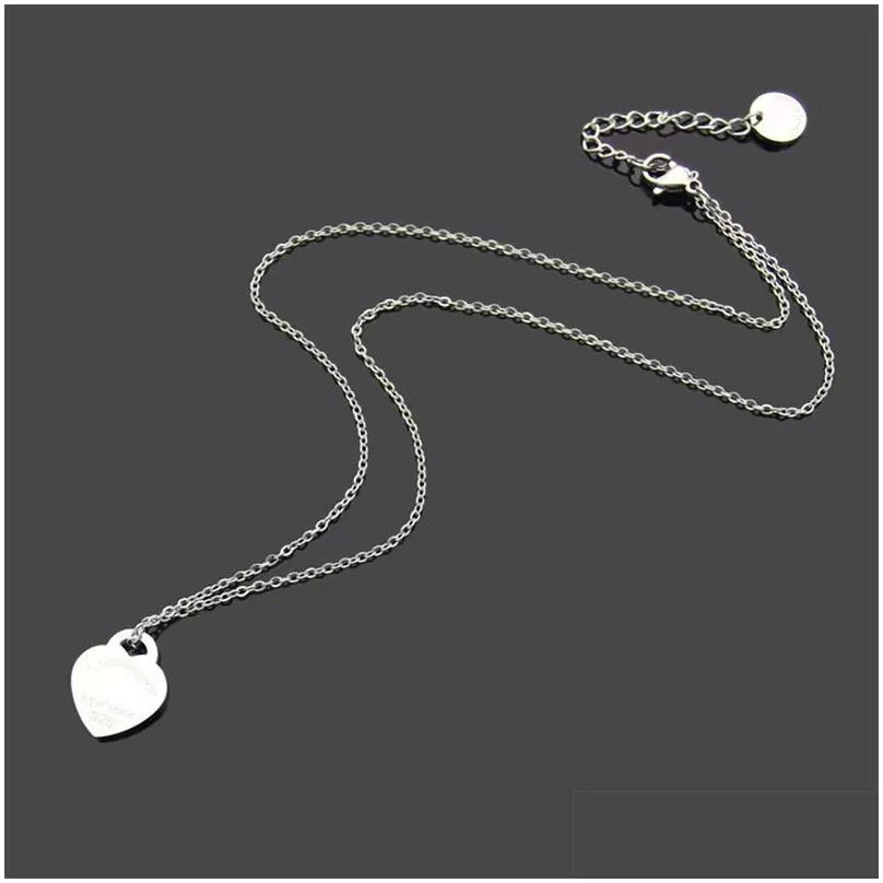 Pendant Necklaces 202318K New Pendant Necklace Fashion Charm Mens And Womens Fourleaf Heart High Quality Stainless Steel Designer Drop Dhrjp