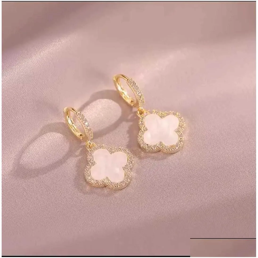 designer earrings clover earrings for women senior classic small fragrant wind earrings new clover earrings 18k gold light luxury flash Unisex