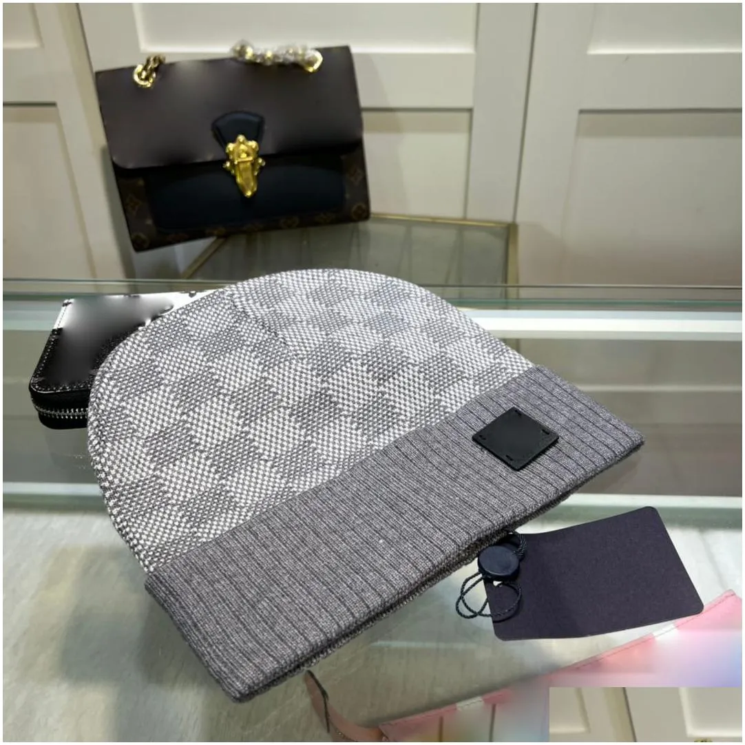 Autumn and Winter Sports Style Designer beanie Hat Men`s and Women`s cap Outdoor Vacation Checker Metal Letter Printing casquette