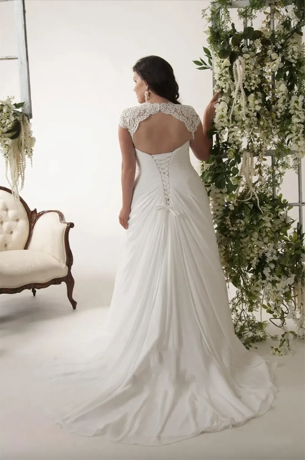 V-neck Cap Sleeves Plus Size Wedding Dresses Chiffon Appliqued Lace Open Back Drape Side Ruched Bodice Bridal Gown