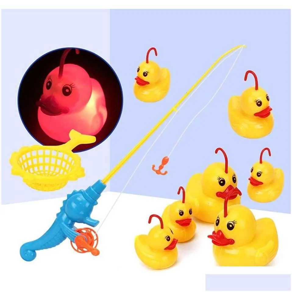 Bath Toys 9 Pcs Set Induction Duck Fishing Game Baby for Kids Spray Water bath with Light Outdoor Swim ing 221118