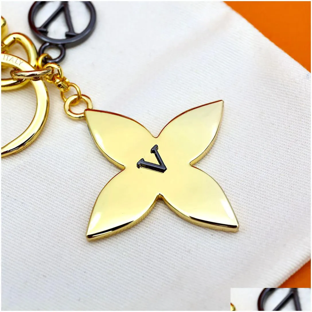 Keychains & Lanyards Luxury Designer Keychain Letter Follow Pendant Gold Key Buckle Trendy Classic Keychains Mens Womens High Quality Dhoji