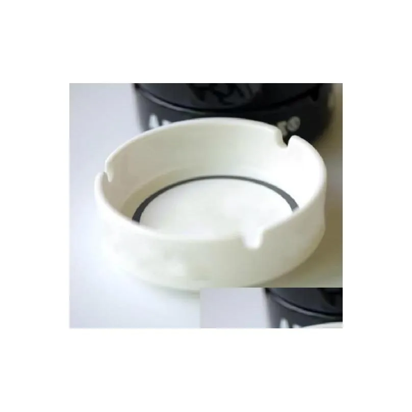 New ceramics ashtray with fashion classic white and black round ashtray vip gift