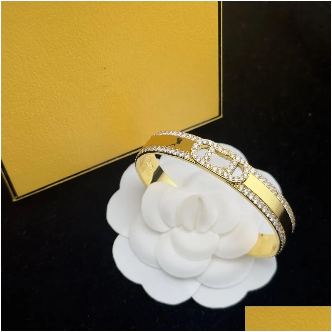 2023 18k gold bangle famous designer bracelet luxury letter bracelet exquisite design accessories couple family gift brand stainless