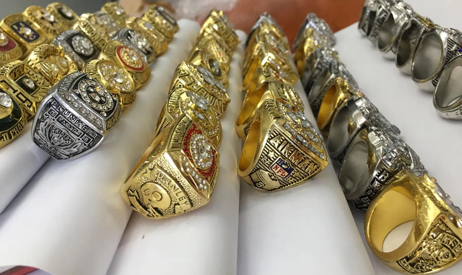 55Pcs 1966 To 2020 American Football Team Champions Championship Ring Set With Wooden Display Box Souvenir Men Fan Souvenir Gift Wholesale