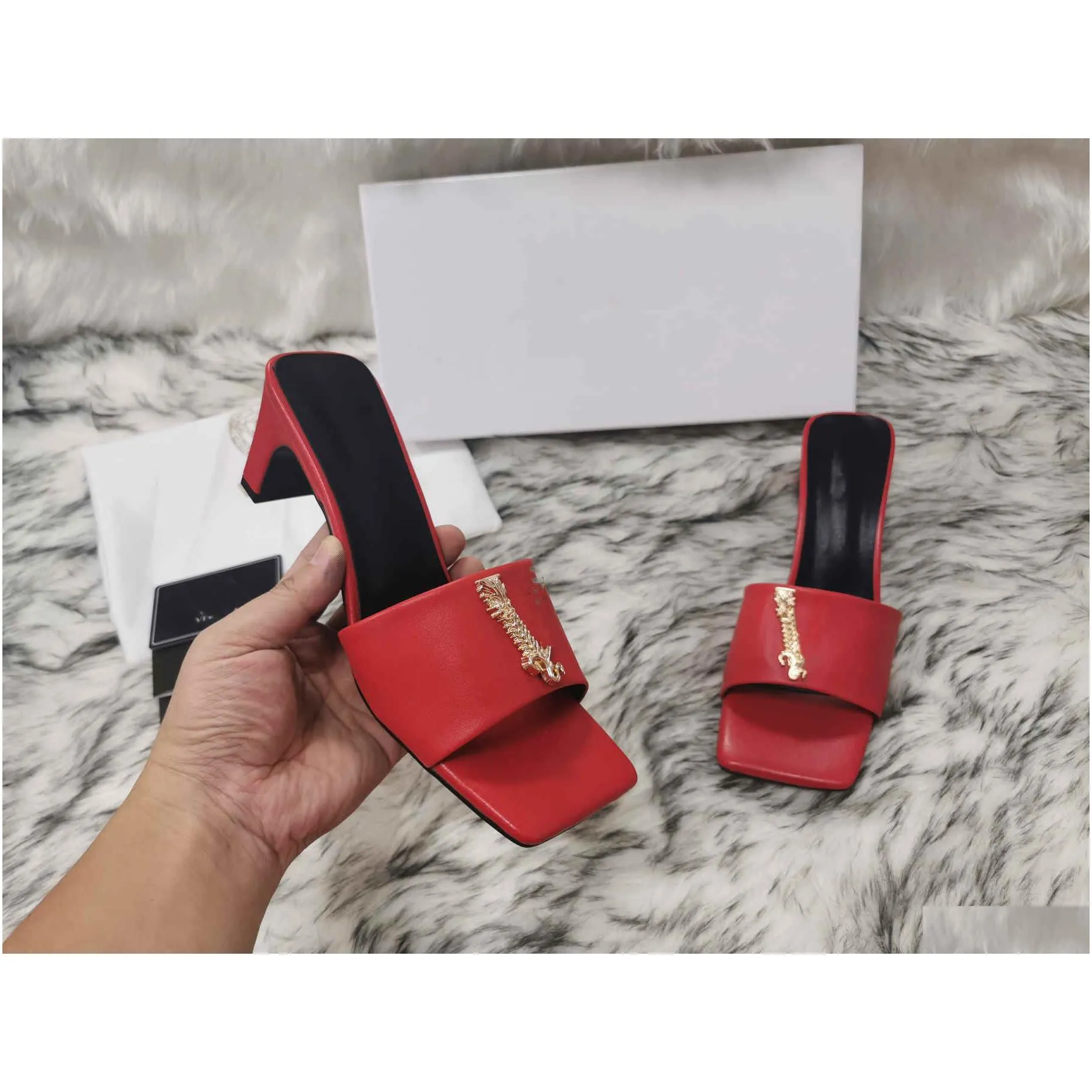 the v-button thick-heeled slippers say goodbye to drab rough beautiful and comfortable fashion and trend with a height of 6cm. size 35-43 with