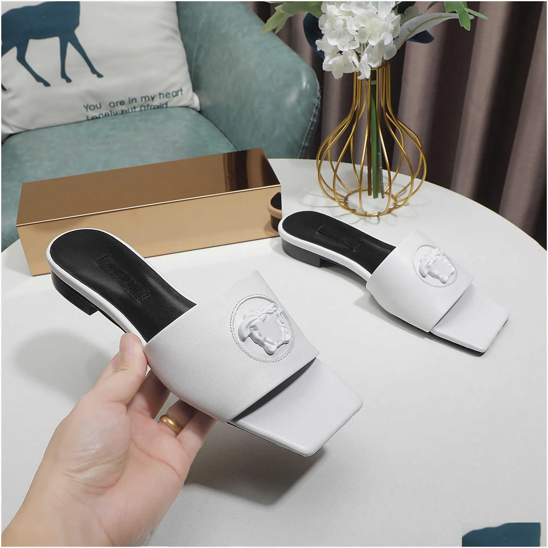  flat-heeled slippers beautiful and comfortable fashion and fashion go hand in hand. material upper cowhide sheepskin lining. size 35-44 with