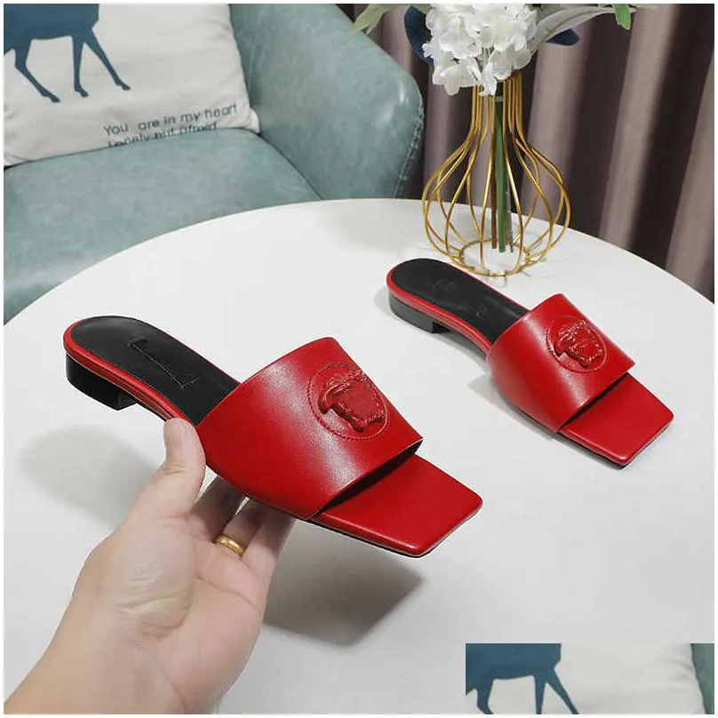  flat-heeled slippers beautiful and comfortable fashion and fashion go hand in hand. material upper cowhide sheepskin lining. size 35-44 with