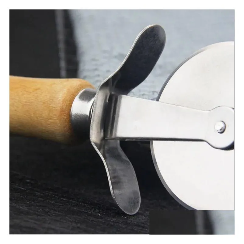 Stainless Steel Round Pizza Cutter With Wooden Handle Confortable And