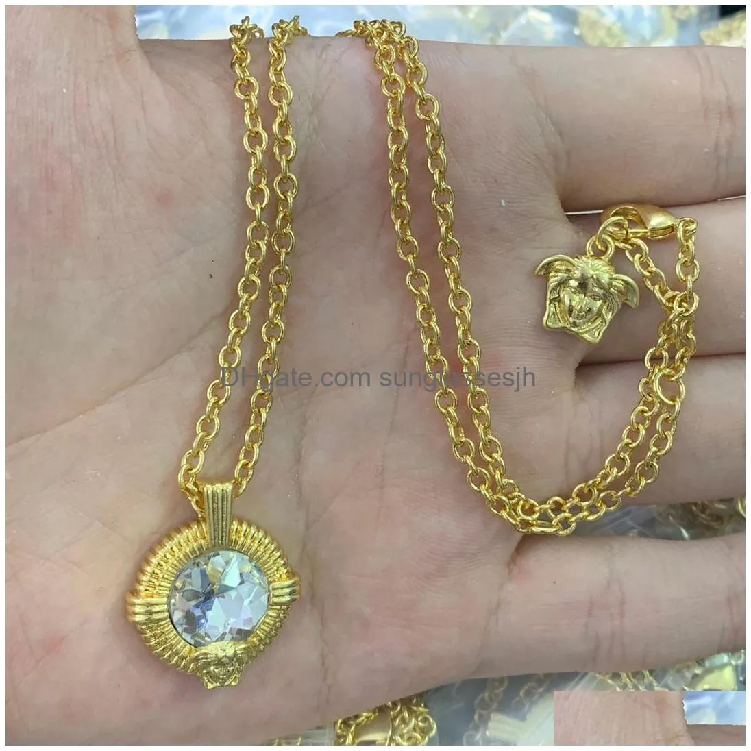 luxury brand fashion necklaces red crystal pin pendant 18k gold plated banshee  portrait classic style 2022 models womens jewelry gift mn2 --