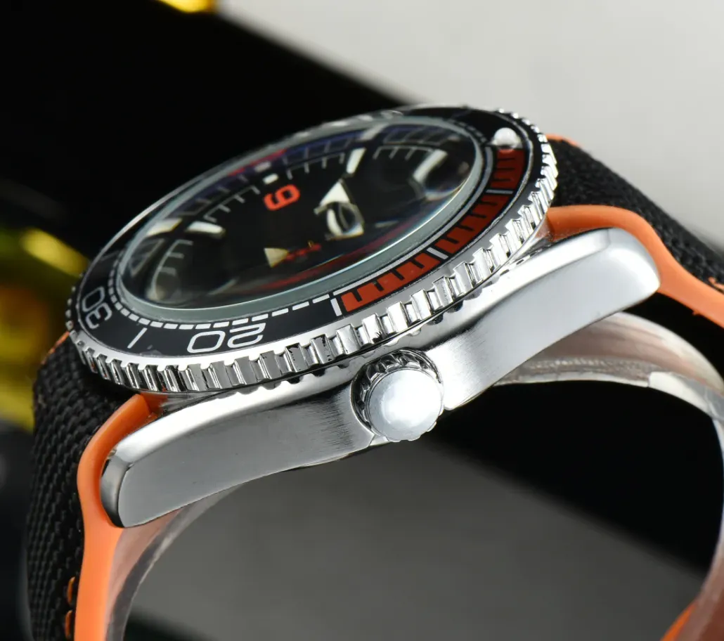 AAA Mens watches Designer watch 42MM Automatic Mechanical Movement Watch Rubber Strap Sports wind Fashion Wristwatch Montre de luxe
