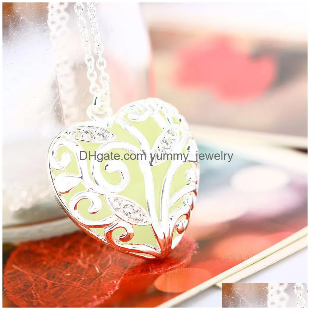 Lockets Glow In The Dark Essentials Necklace Openwork Flower Heart Aromatherapy Oil Diffuser Lockets Pendant Necklaces For Women Fashi Dhne2