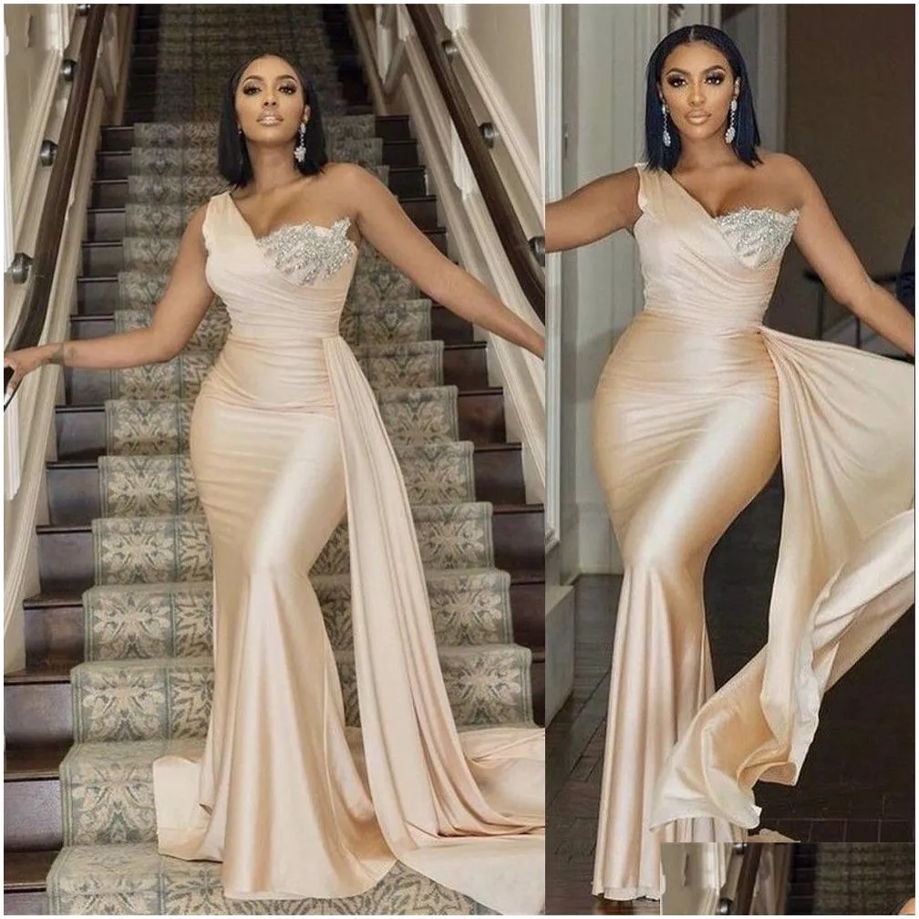 2023 bridesmaid dresses one shoulder light champagne mermaid for weddings plus size long crystal beads formal maid of honor gowns wedding guest