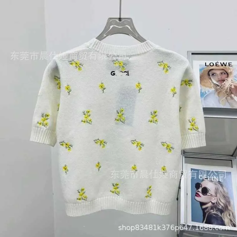 T-Shirt Women's Knitwear Early Autumn Classic Round Neck Small Yellow Flower Embroidery Slim Fit Casual Versatile Short Sleeve Sweater DN7E