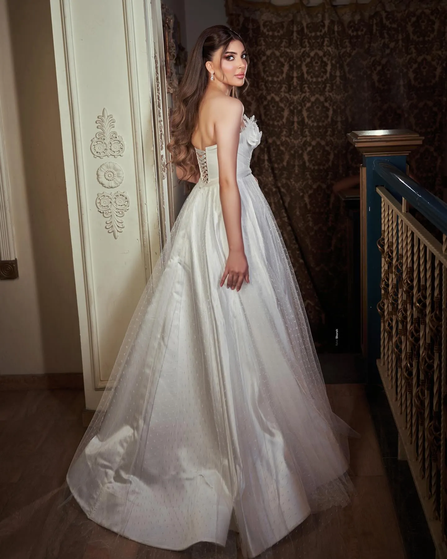 Elegant Feathers Wedding Dresses Strapless Neckline Bridal Gowns Pleated A Line Dot Tulle Sweep Train Vestido De Novia