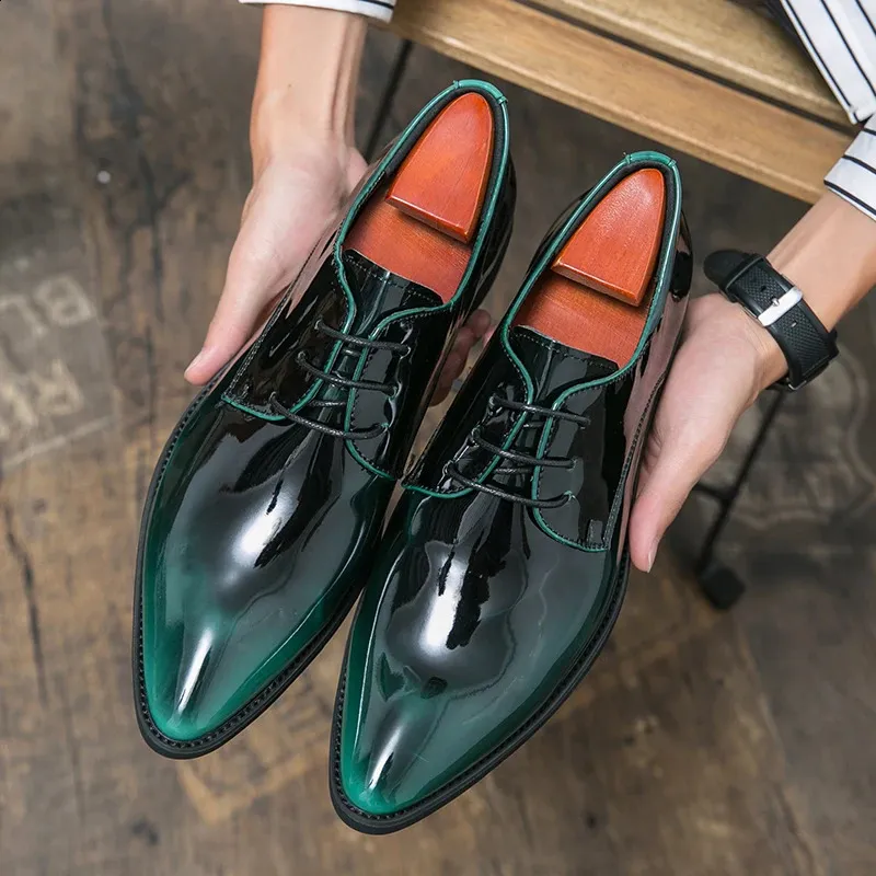 Dress Shoes Autumn Patent Leather Men Shoes Lace Up Loafers Green Pointed Toe Thick Sole Fashion Leather Shoes High Quality Casual Shoes 231109
