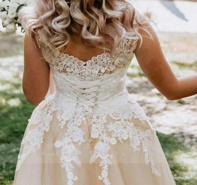 2023 Country Garden Champagne A Line Wedding Dress Lace Up Back V Neck Lace Appliques Bridal Gowns Plus Size vestido de novia